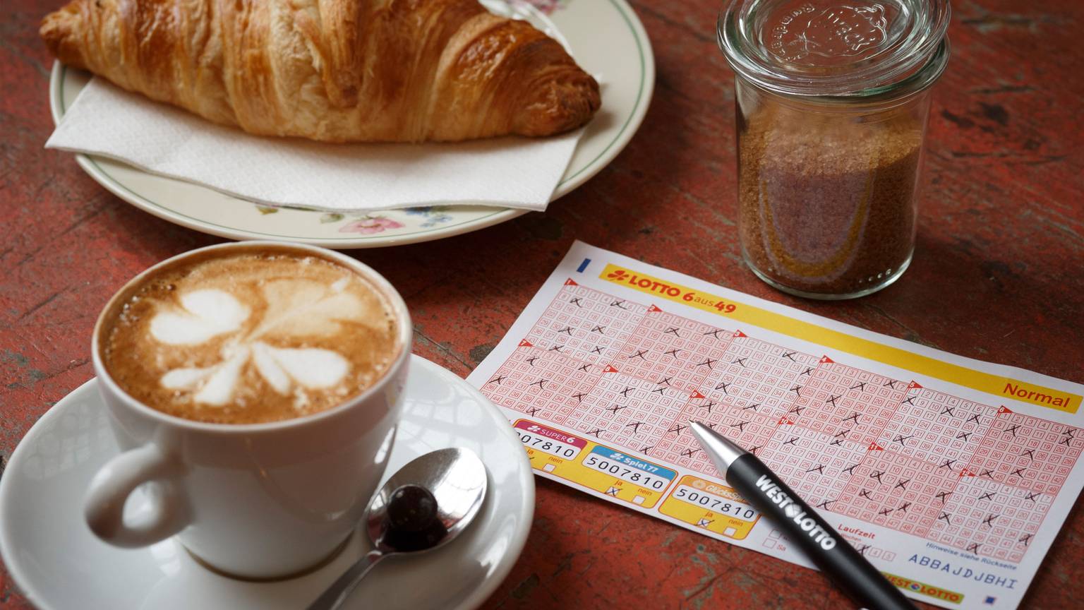 Lottoschein auf Frühstückstisch