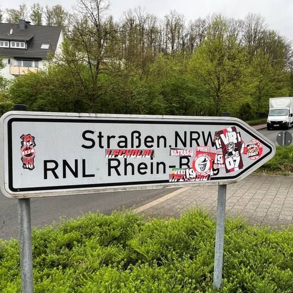 Fußballaufkleber auf einem Schild am Campus Gummersbach der TH.