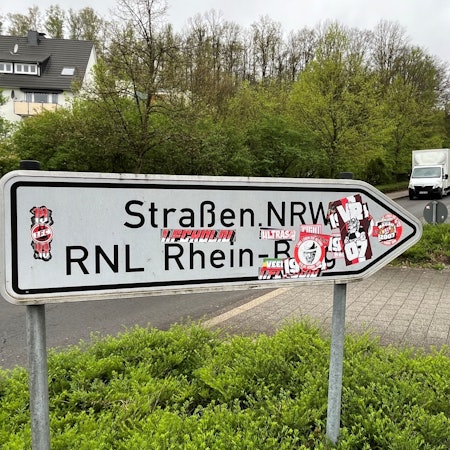 Fußballaufkleber auf einem Schild am Campus Gummersbach der TH.