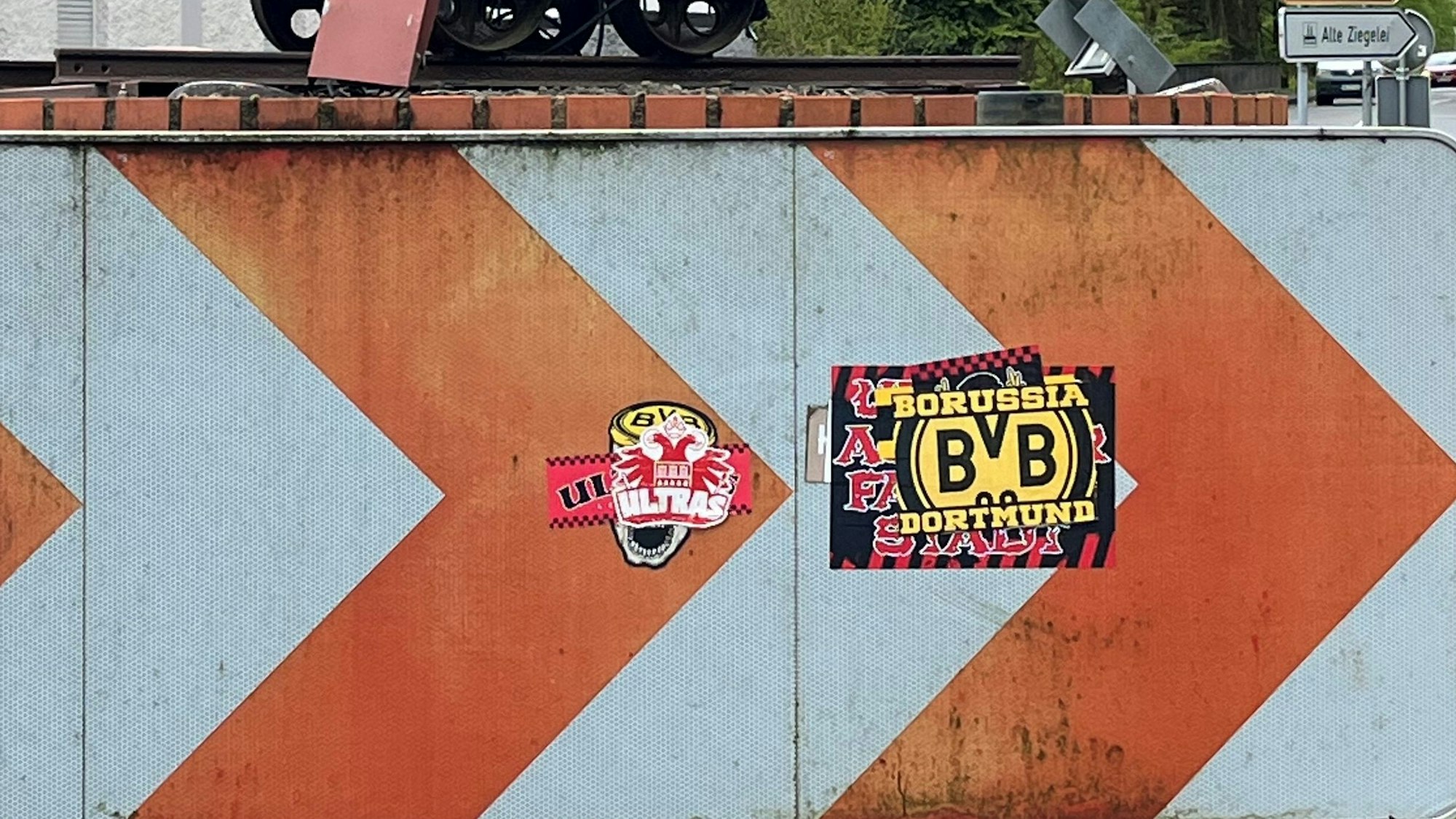 Fußballsticker am Kreisel in Elsnroth.