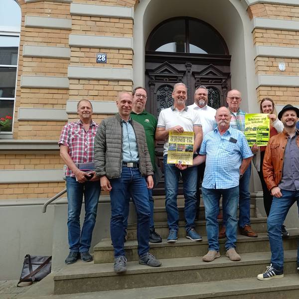Neun Männer und eine Frau posieren auf der Fußgängerzone in Schlebusch für ein Foto.