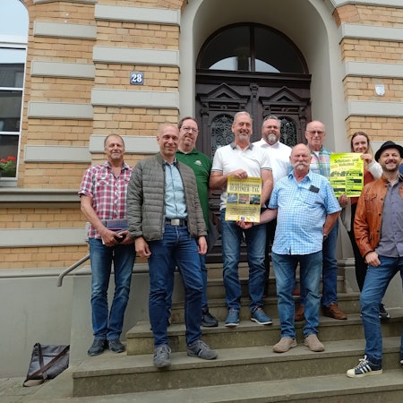 Neun Männer und eine Frau posieren auf der Fußgängerzone in Schlebusch für ein Foto.