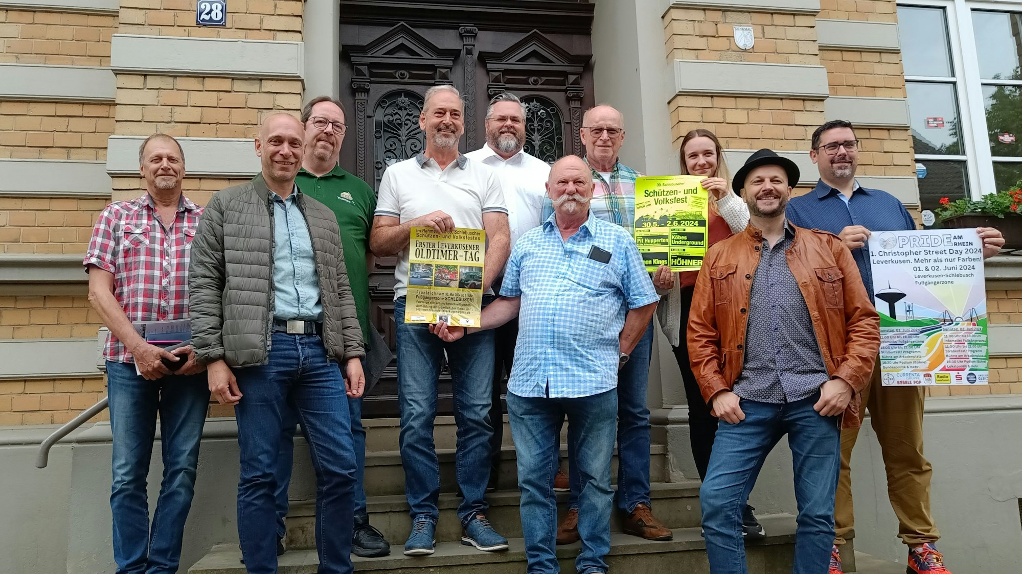 Neun Männer und eine Frau posieren auf der Fußgängerzone in Schlebusch für ein Foto.