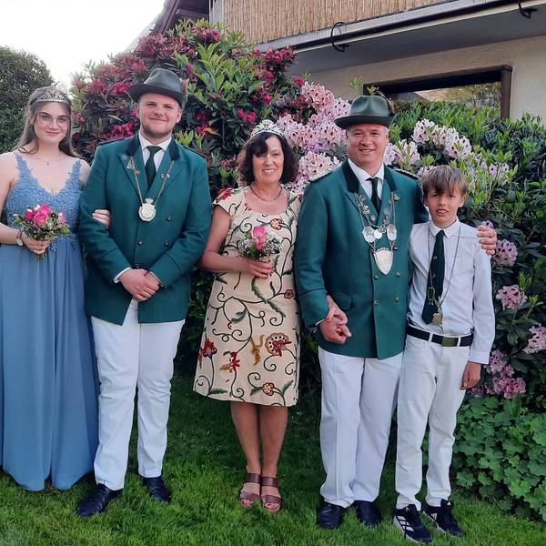 Altenraths neue Regenten: Königspaar Alexander und Simone Gartner (2. und 3. v. r.) mit dem neuen Prinzenpaar Marius Horn und Franziska Miebach (4. und 5. v. r.) und dem Schülerprinzen Fabian Werner. Kippels-Klug