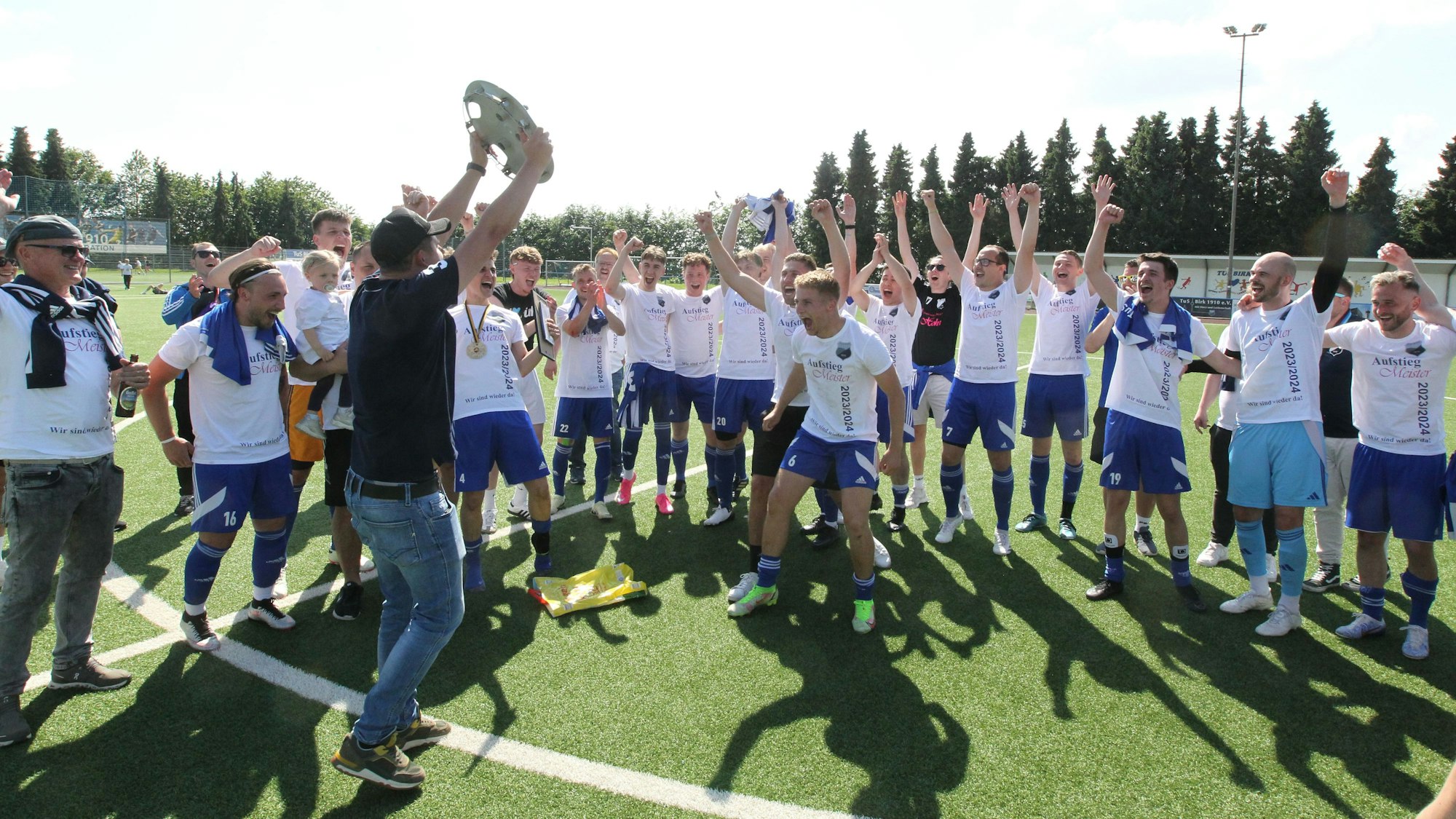 Da ist das Ding: Die Birker präsentieren die selbst gebastelte Meisterschale.
