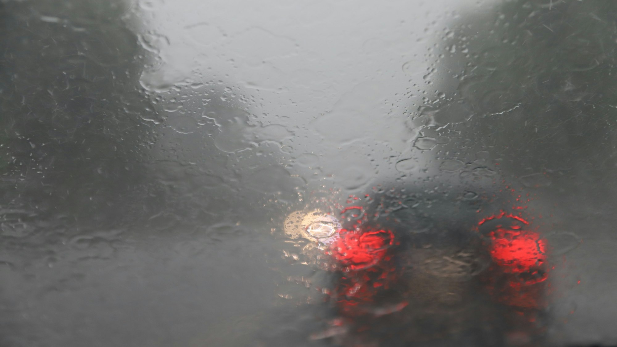 Starkregen und eine kleine Gewitterzelle zogen über den Rhein-Sieg-Kreis.