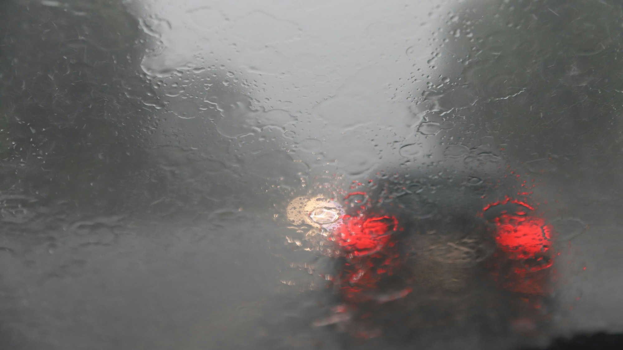 Starkregen und eine kleine Gewitterzelle zogen über den Rhein-Sieg-Kreis.