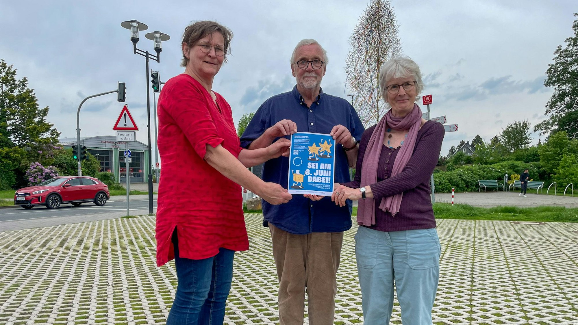 Dorothea Hoffrogge (v.l.), Jochen Bilstein und Annerose Frickenschmidt organiseren einen Sternmarsch für Vielfalt.