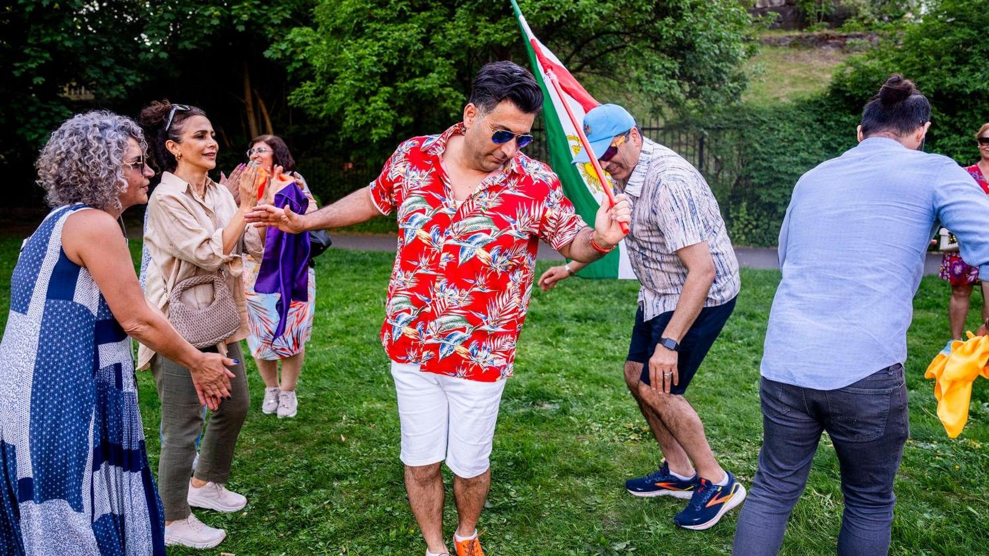 Freude auch in Norwegen: Exil-Iraner versammeln sich am Montag zu Freudentänzen vor der iranischen Botschaft in Oslo.