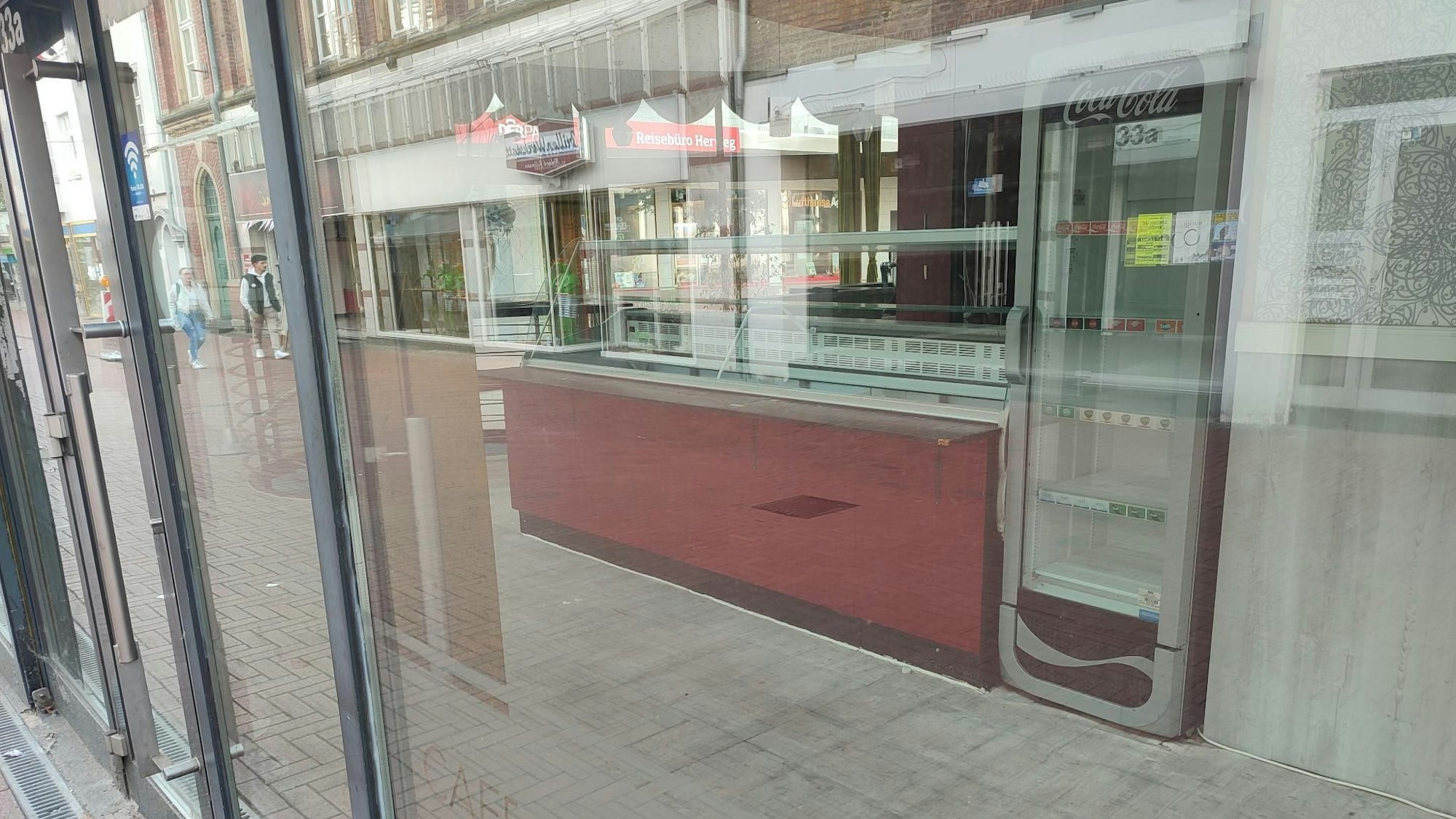Ein Blick durch die Glasfront des Deyck's in der Opladener Fußgängerzone offenbart: Hier ist aktuell kein Betrieb, das meiste Interieur abgebaut.