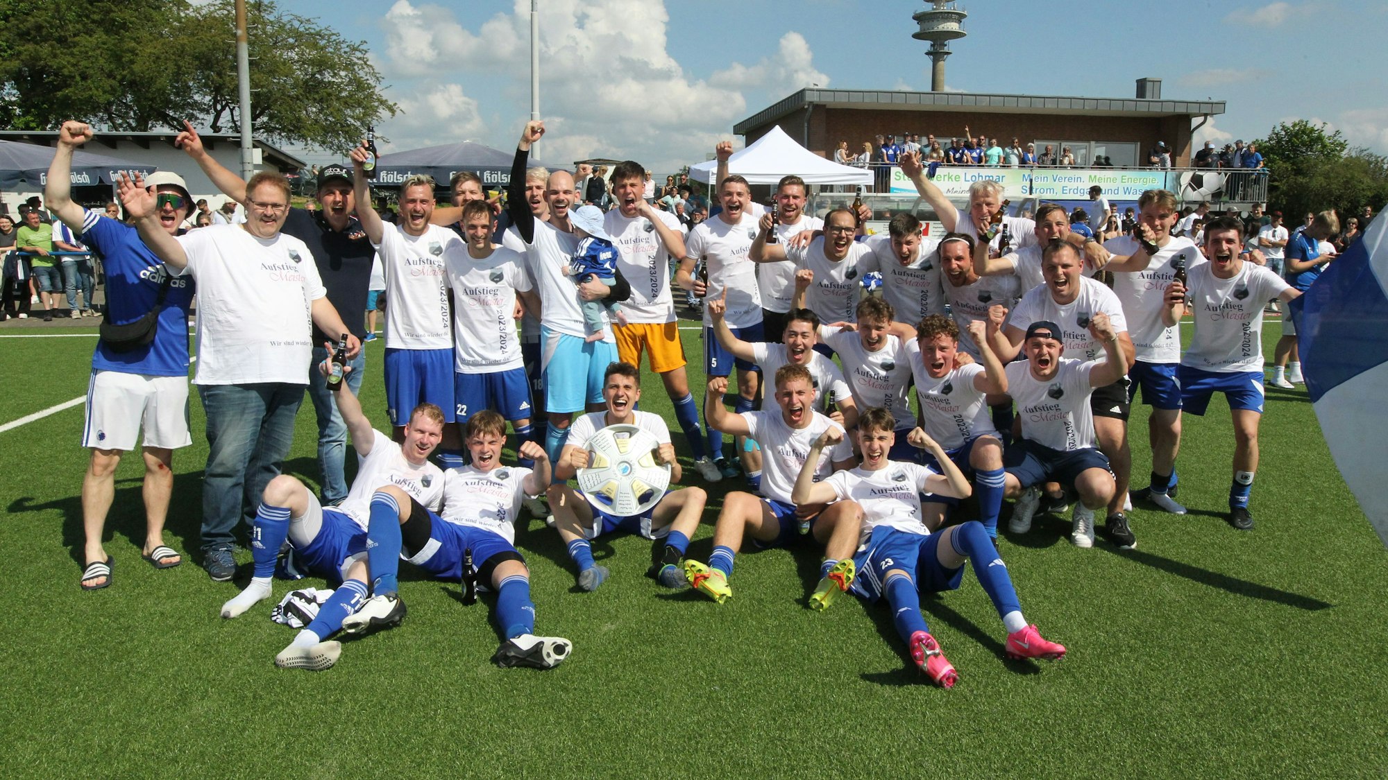 So sehen Sieger aus: Der TuS Birk feiert die Rückkehr in die Kreisliga A.