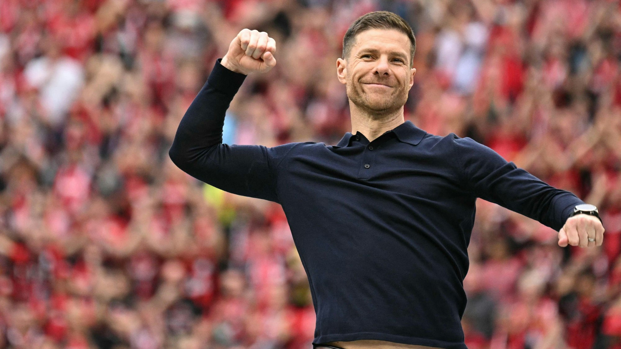 Leverkusens Coach Xabi Alonso feiert nach dem Sieg gegen den FC Augsburg am letzten Bundesliga-Spieltag 2024.