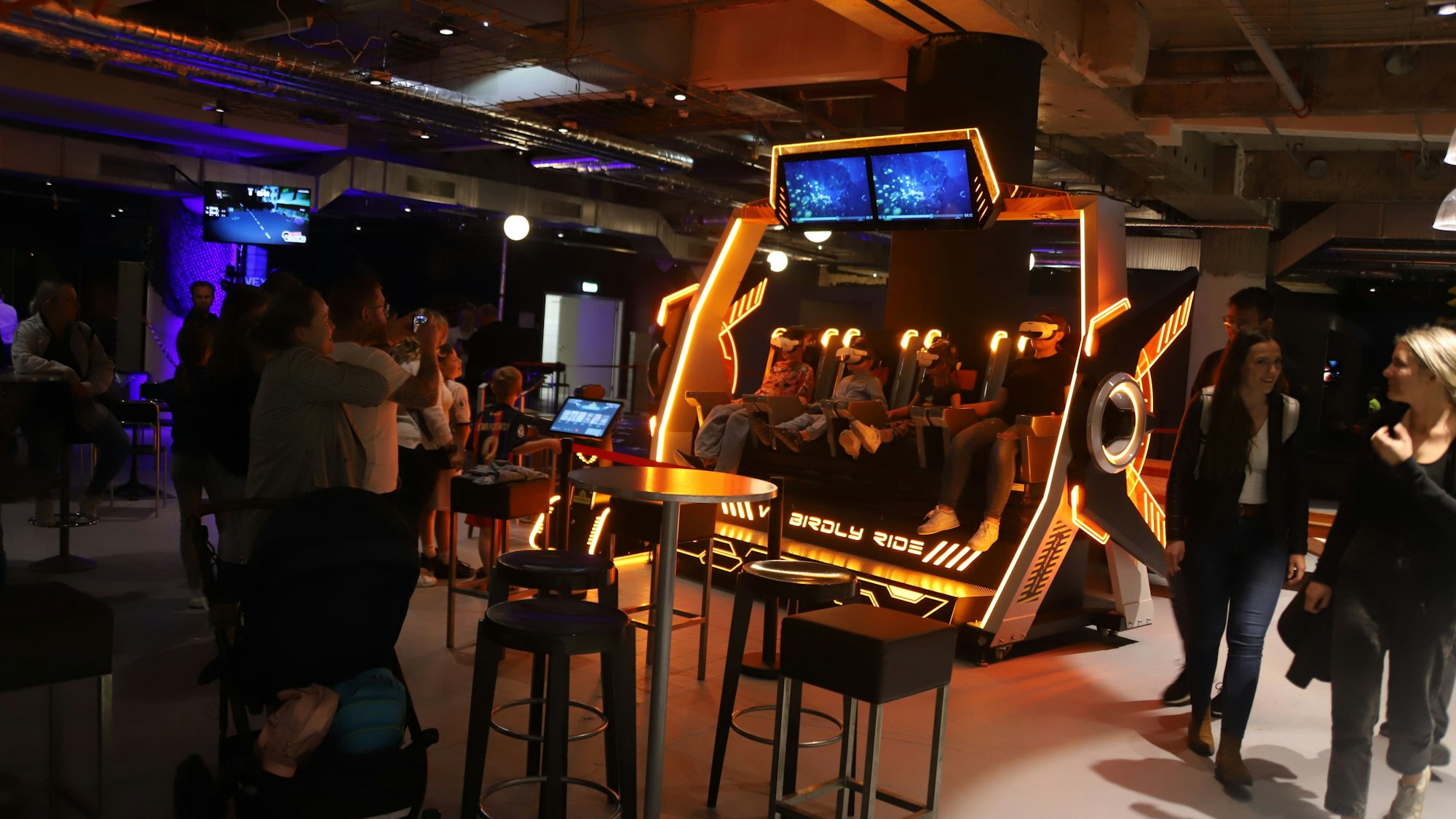 Das Happy Franky in Troisdorf hat am Pfingstsamstag, 18. Mai 2024, eröffnet. Die Mitunternehmer präsentierten sich mit ihren Angeboten. Das Spieleareal im Untergeschoss, VR-Brillen-Achterbahn.