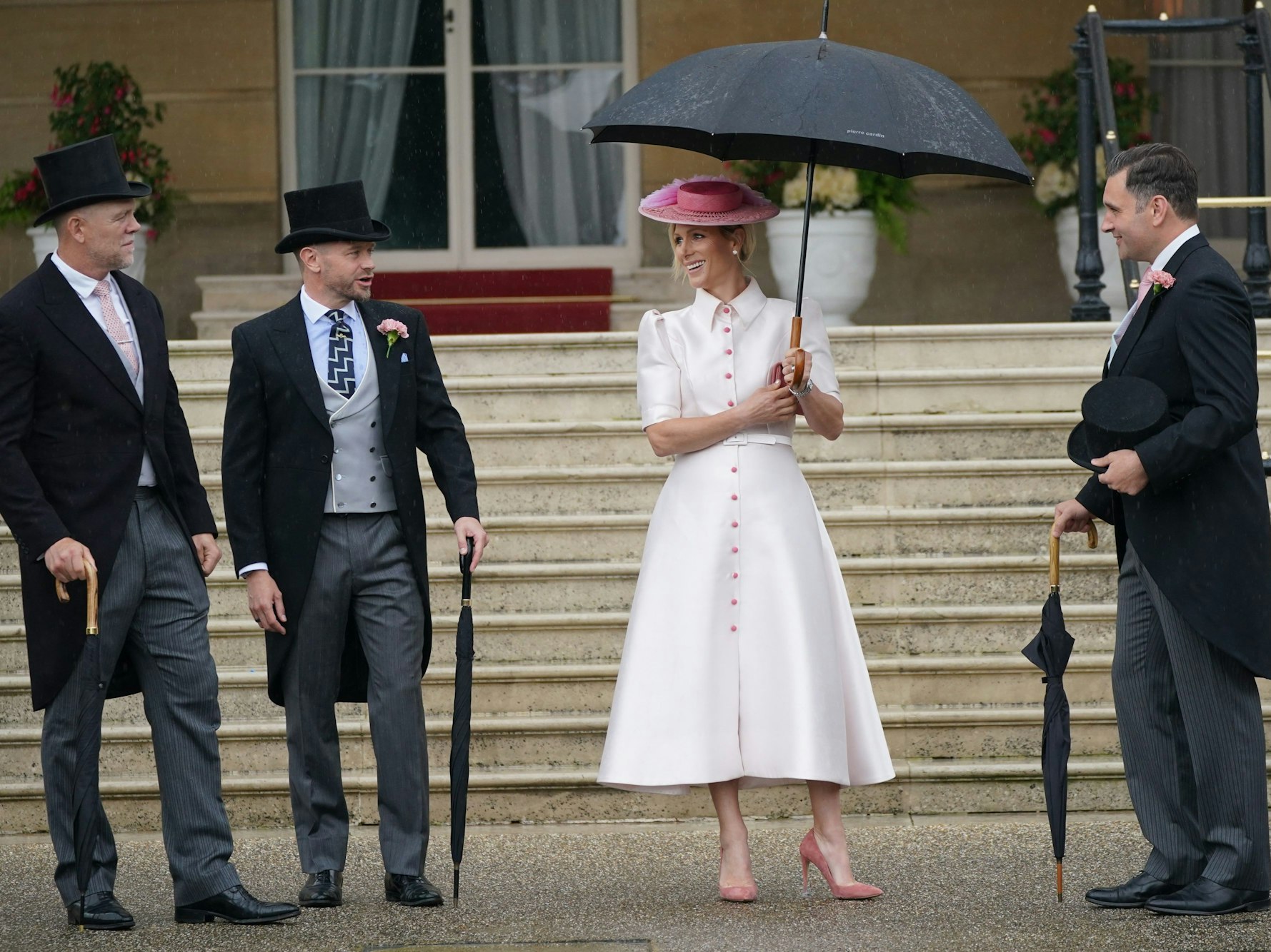 Zara Tindall (M) mit Mike Tindall (l) während der Sovereign's Garden Party im Buckingham Palace.