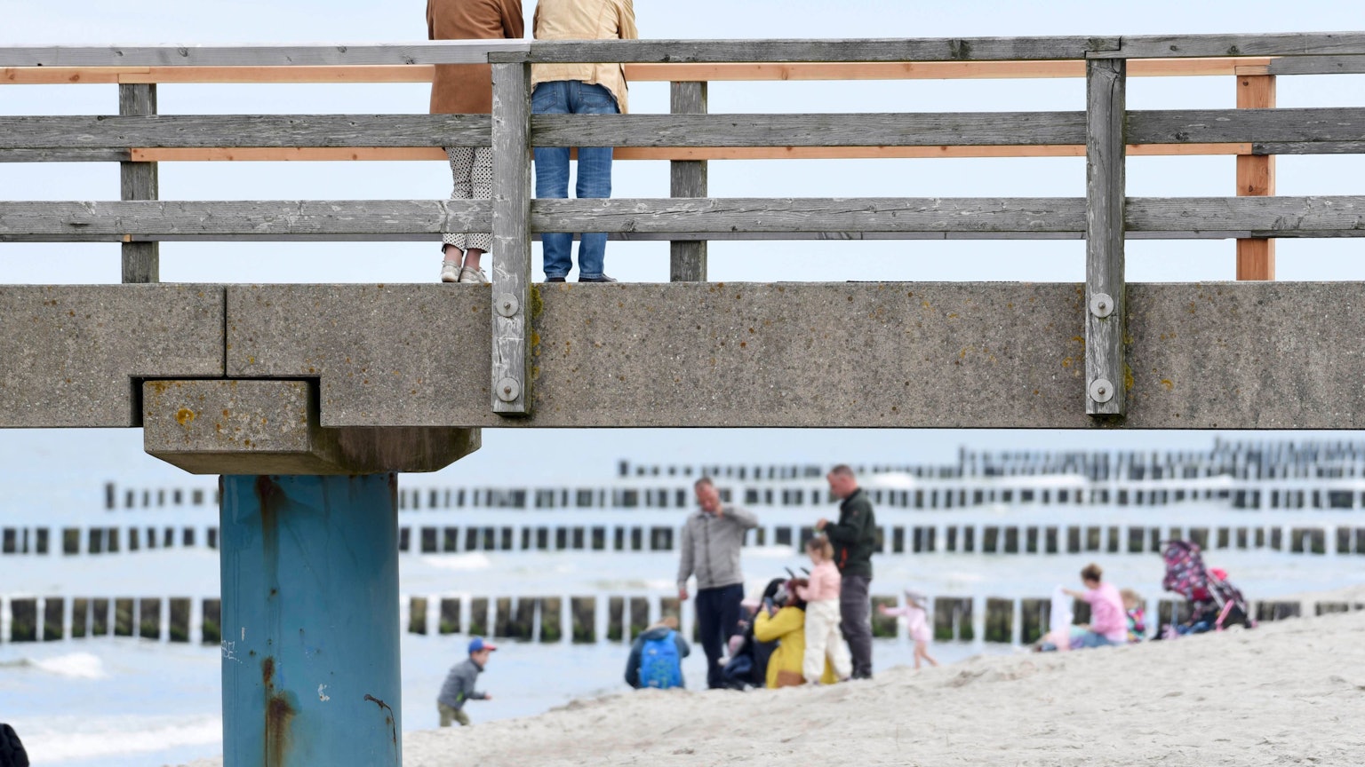 Zwei Rentner an der Ostsee (Symbolbild).