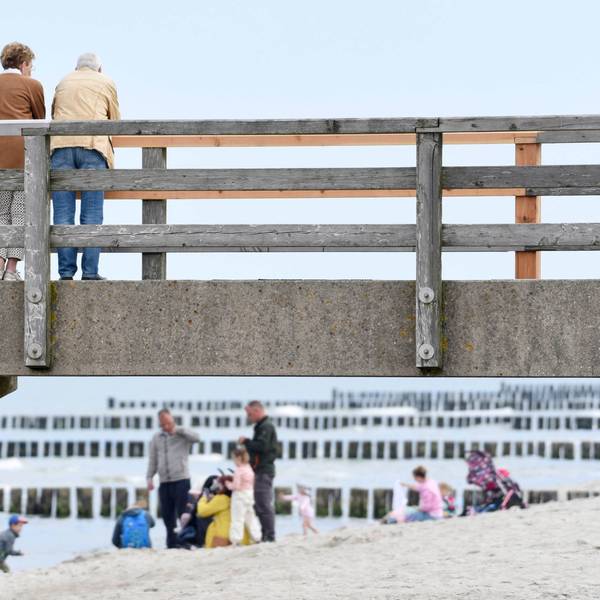 Zwei Rentner an der Ostsee (Symbolbild).
