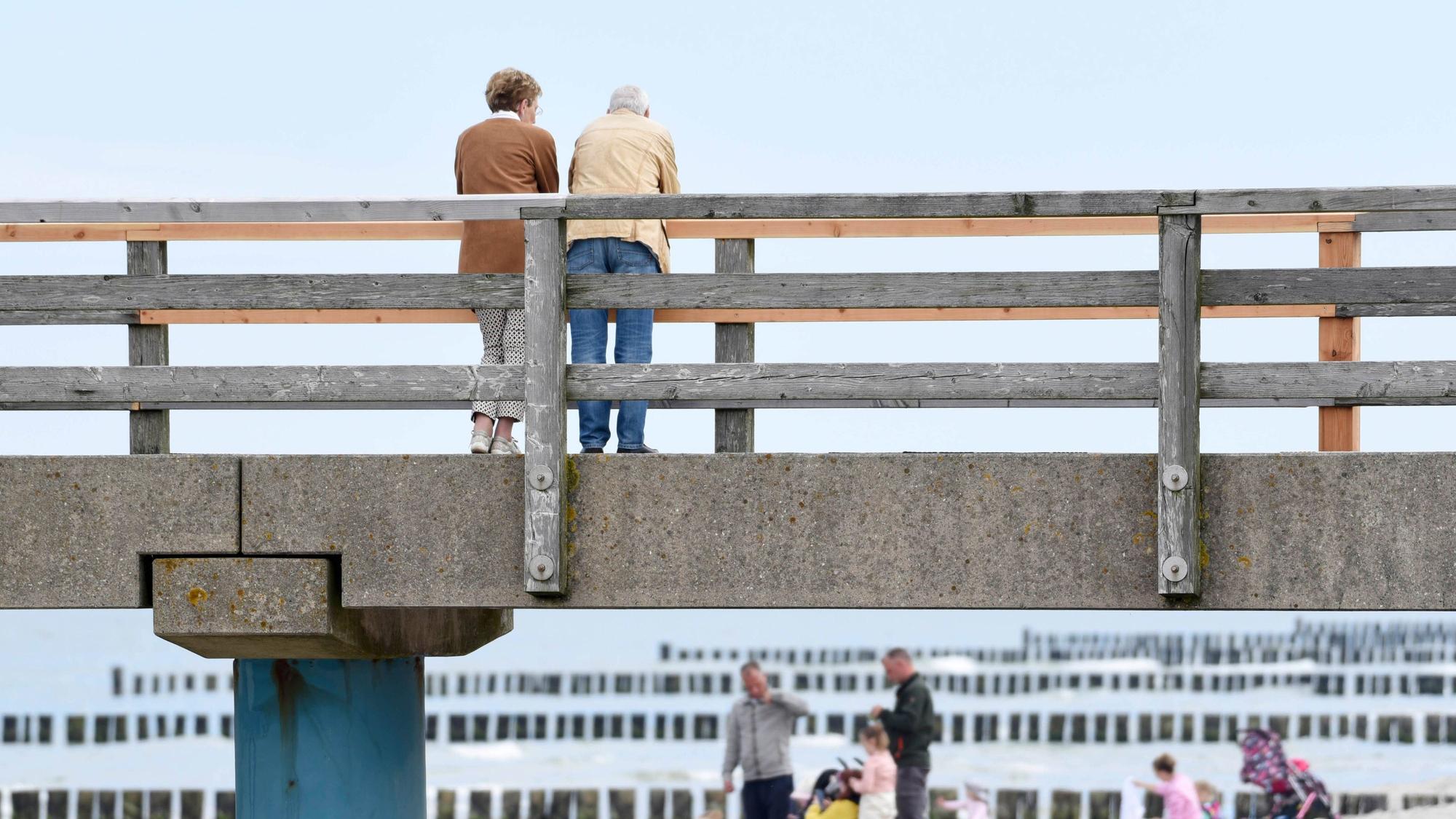 Zwei Rentner an der Ostsee (Symbolbild).