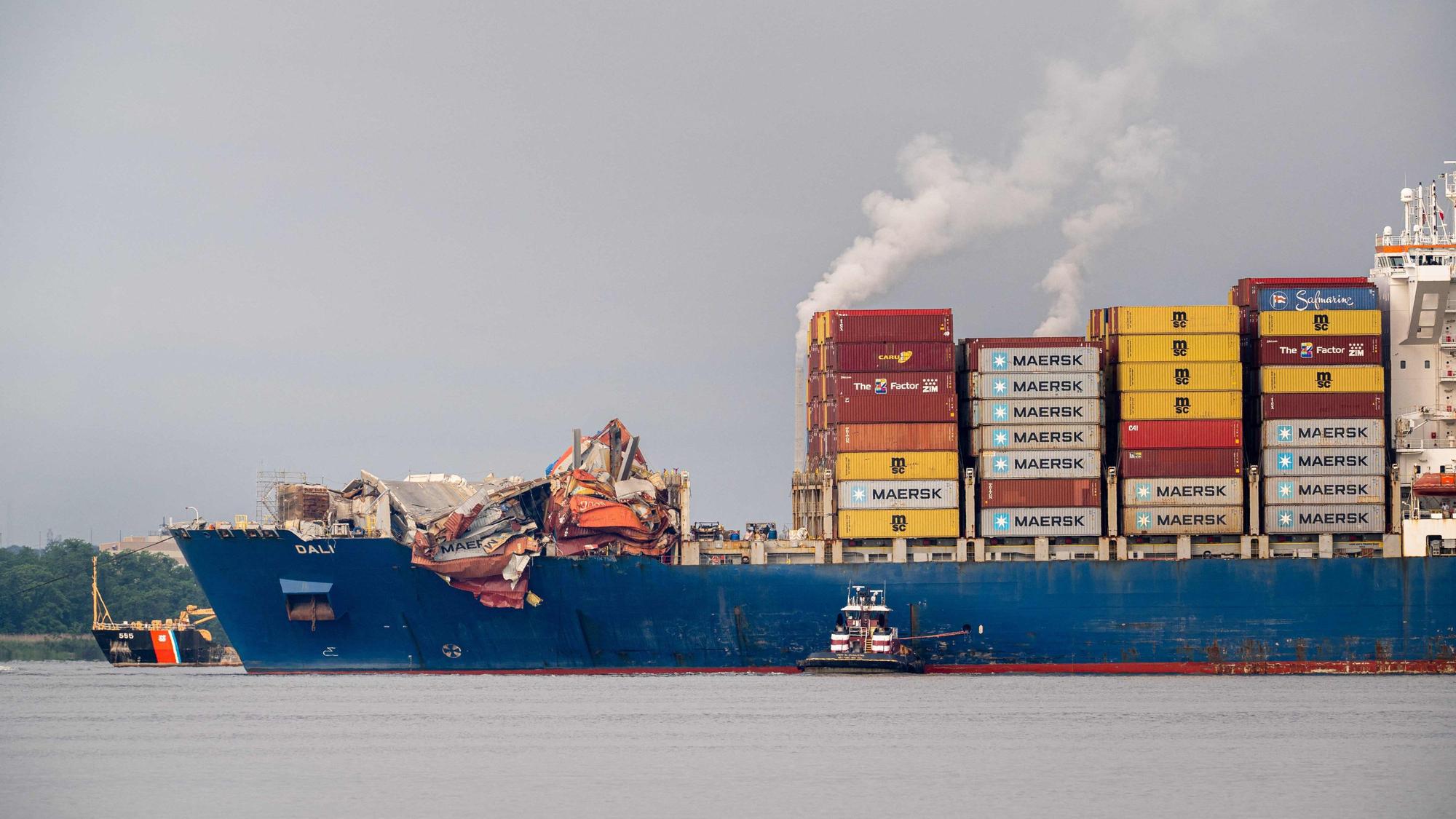 Baltimore: Die „Dali“ wird am 20. Mai an einen Anleger geschleppt. Am Bug des Schiffes sind die Zerstörungen durch den Brücken-Crash zu sehen.
