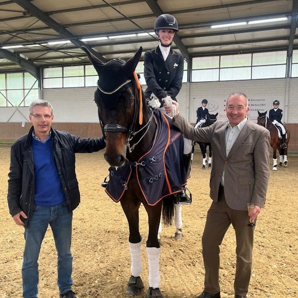 Carina Steinhaus, die erfolgreichste Sportlerin des Leichlinger Reit- und Fahrvereins, mit Oliver Kunzte (l.) und Hans-Joachim Erbel.