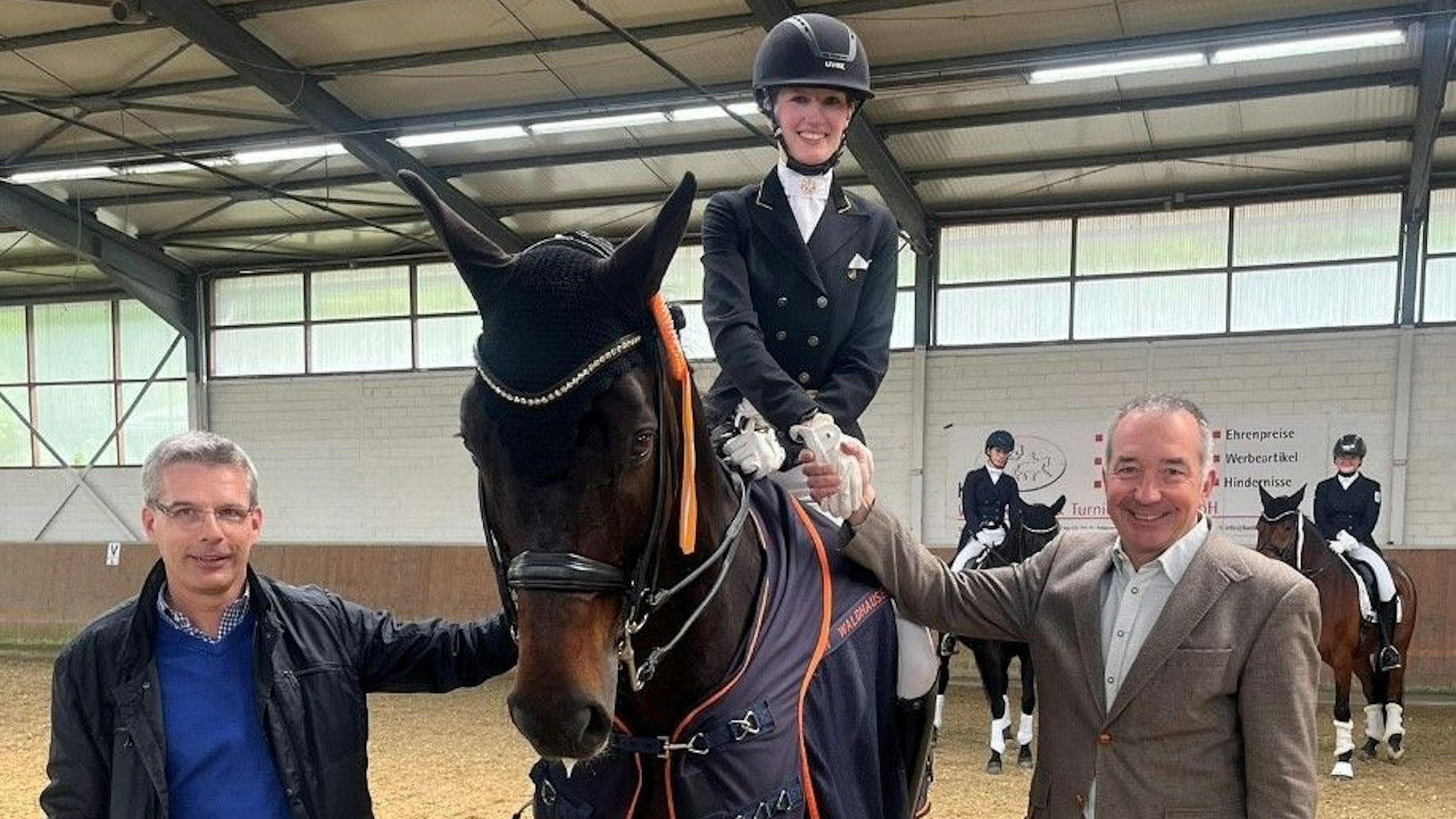 Carina Steinhaus, die erfolgreichste Sportlerin des Leichlinger Reit- und Fahrvereins, mit Oliver Kunzte (l.) und Hans-Joachim Erbel.