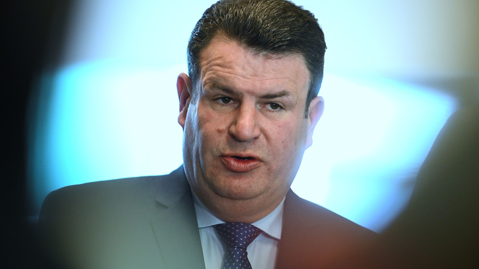 22.04.2024, Berlin: Hubertus Heil (SPD), Bundesminister für Arbeit und Soziales, gibt ein Statement nach einem Gespräch mit einer ukrainischen Geflüchteten, die in einem Friseursalon beschäftigt ist.