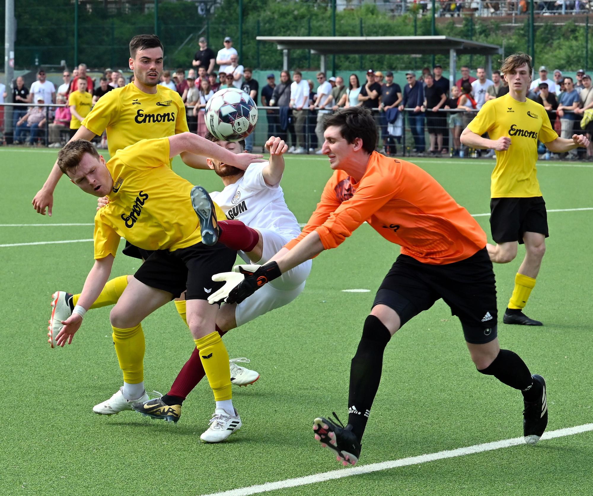 20.05.2024, Fussball-Olympia Köln i - Südwest II
links: Marcel Lebendig (Südwest)
mitte: Mario Nasturzi (Olympia)
rechts: TW: David Buchheim (Südwest)
Foto: Uli Herhaus