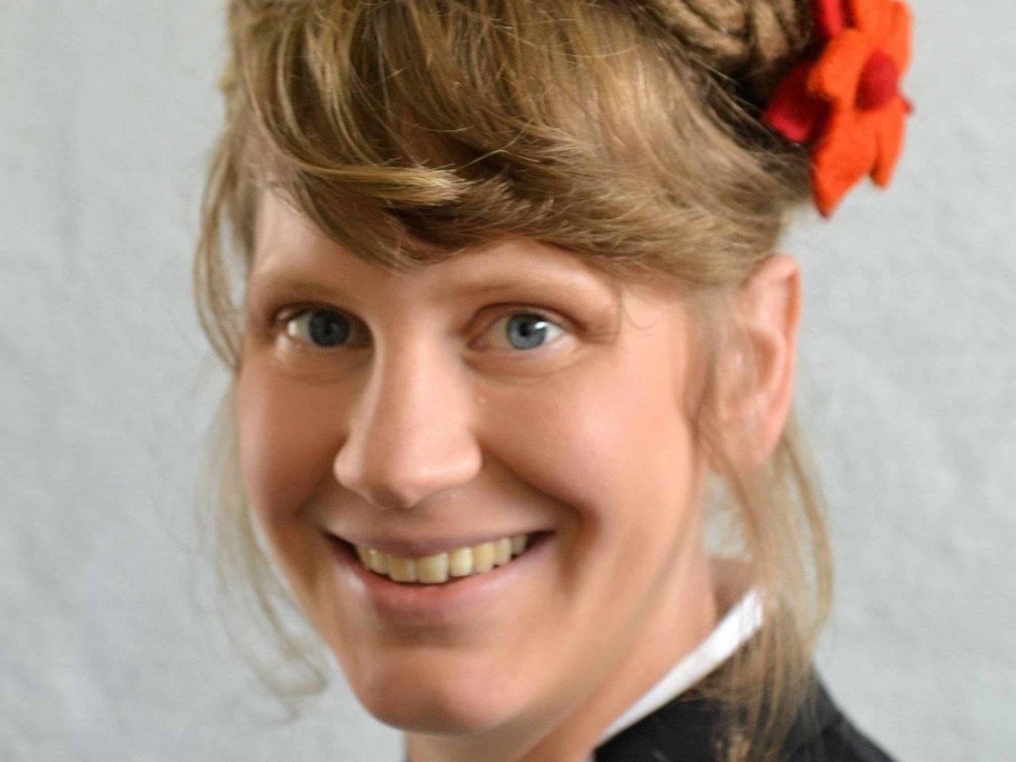 Das Bild zeigt Pfarrerin Dorothee Lindenbaum im Porträt.