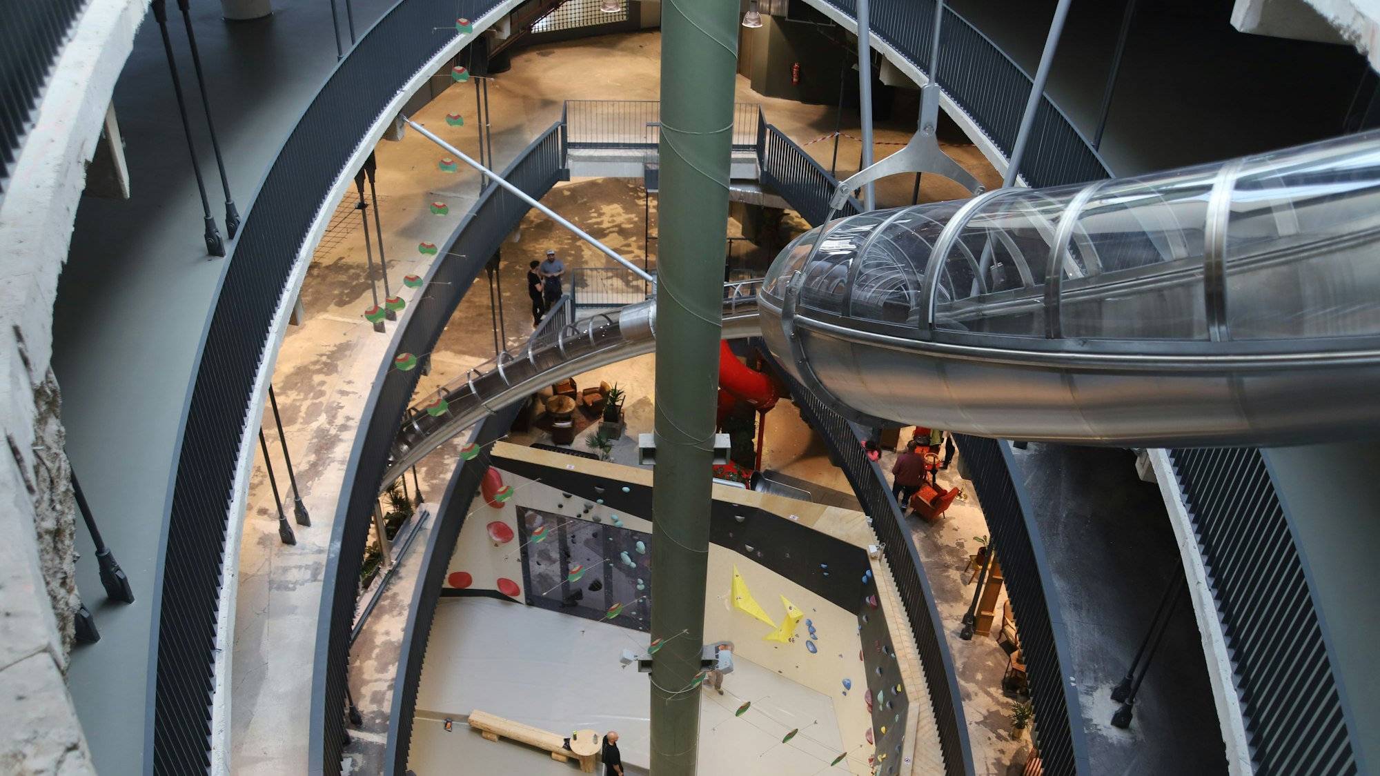 Das Happy Franky in Troisdorf hat am Pfingstsamstag, 18. Mai 2024, eröffnet. Die Mitunternehmer präsentierten sich mit ihren Angeboten. Die große Rutsche vom 3. OG ins Erdgeschoss.