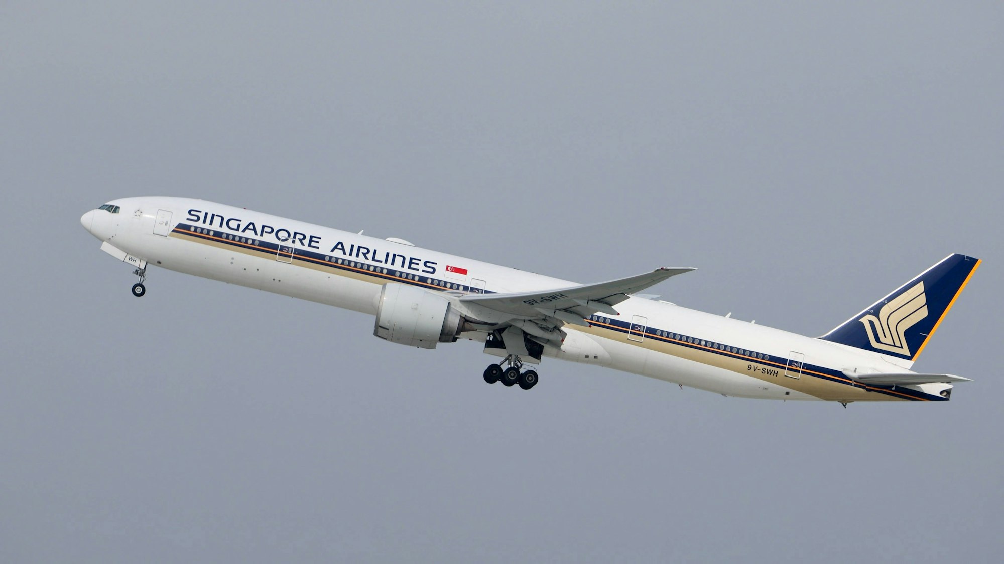 Eine Boeing 777 von Singapore Airlines nach dem Start (Symbolbild)