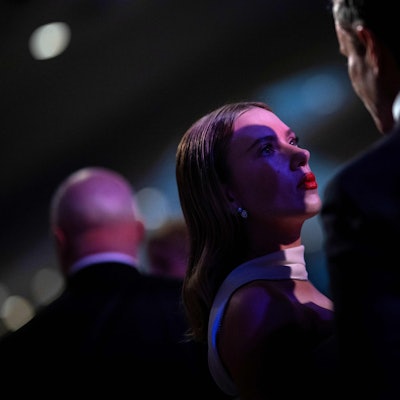 Scarlett Johansson schaut im Halbdunkel zu einem Mann auf, ihr Profil wird von der Seite angeleuchtet.