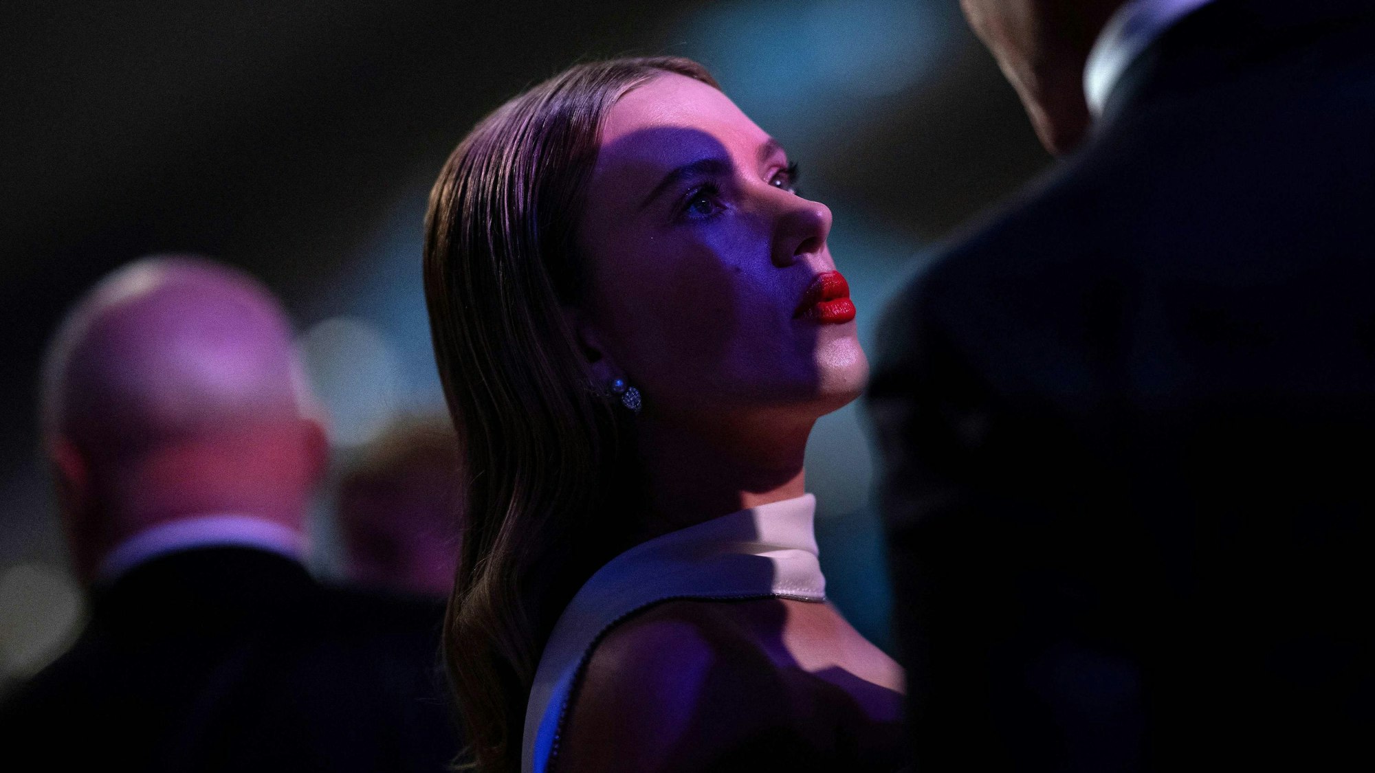 Scarlett Johansson schaut im Halbdunkel zu einem Mann auf, ihr Profil wird von der Seite angeleuchtet.