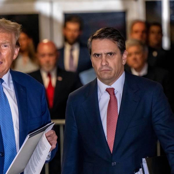 Ex-Präsident Donald Trump zusammen mit seinem VerteidigerTodd Blanche nach einem Prozesstag in New York