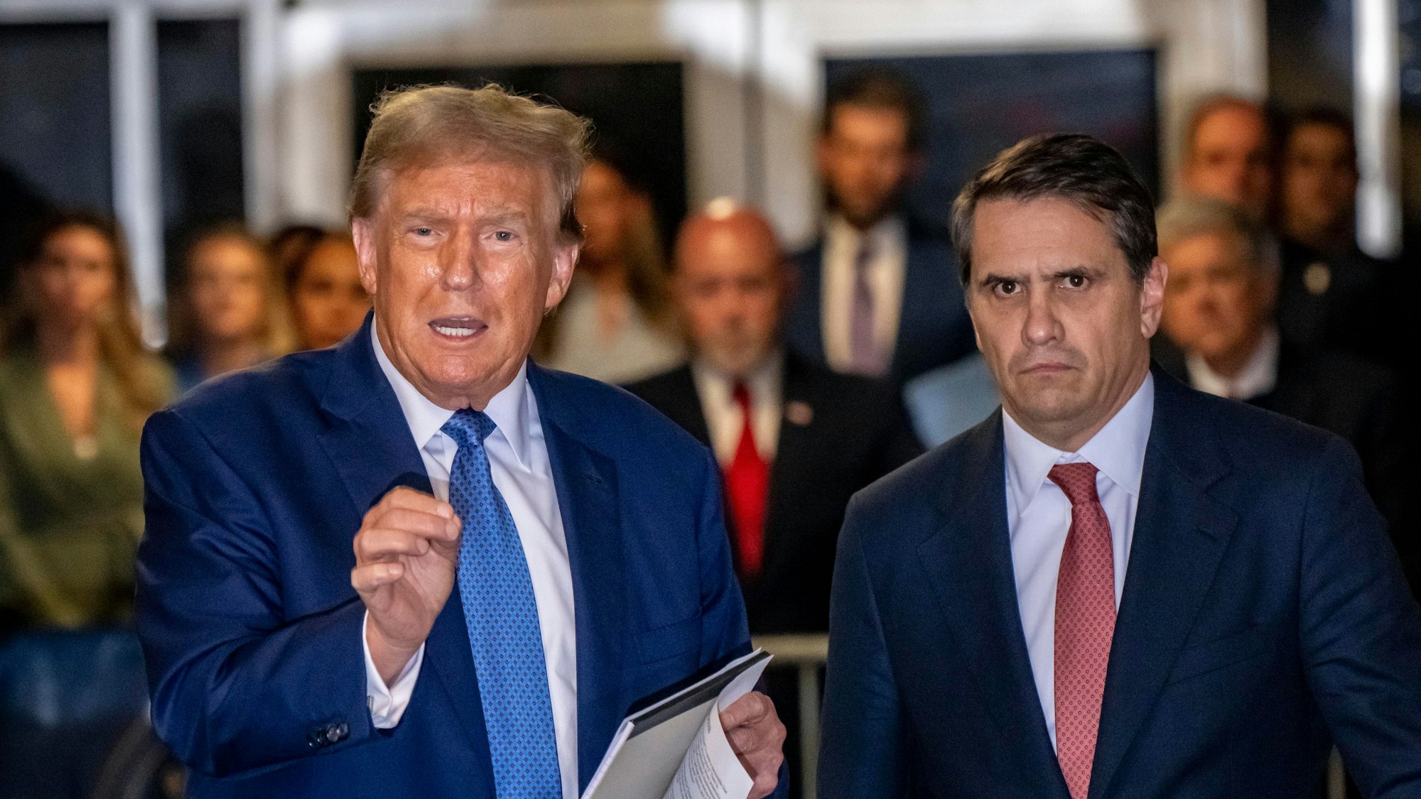 Ex-Präsident Donald Trump zusammen mit seinem VerteidigerTodd Blanche nach einem Prozesstag in New York