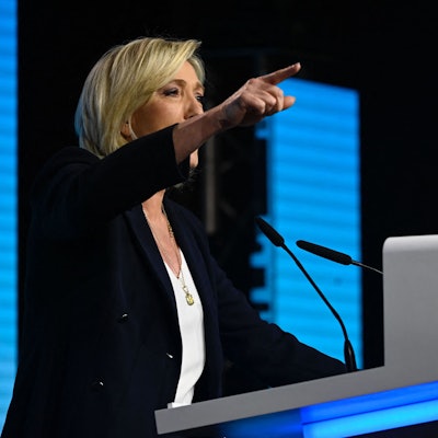 Marine Le Pen hält eine Rede und zeigt mit dem Finger in das Publikum.