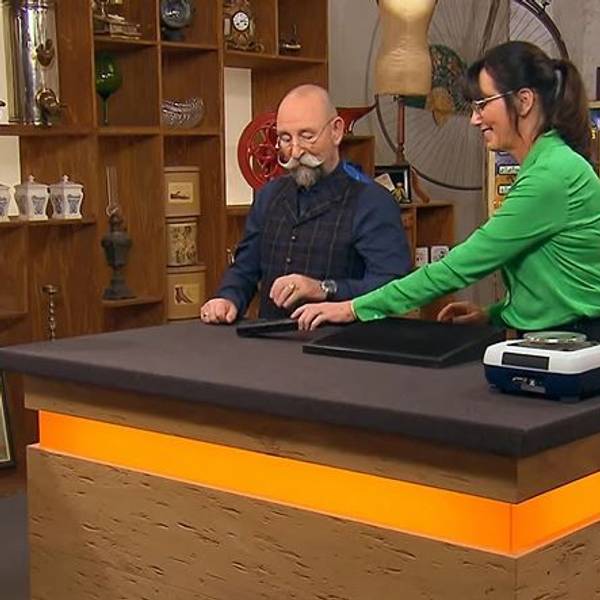 Andrea Fröhlingsdorf (v.l.) aus Bergisch Gladbach mit Horst Lichter und Heide Rezepa-Zabel bei der Expertise von Bares für Rares.