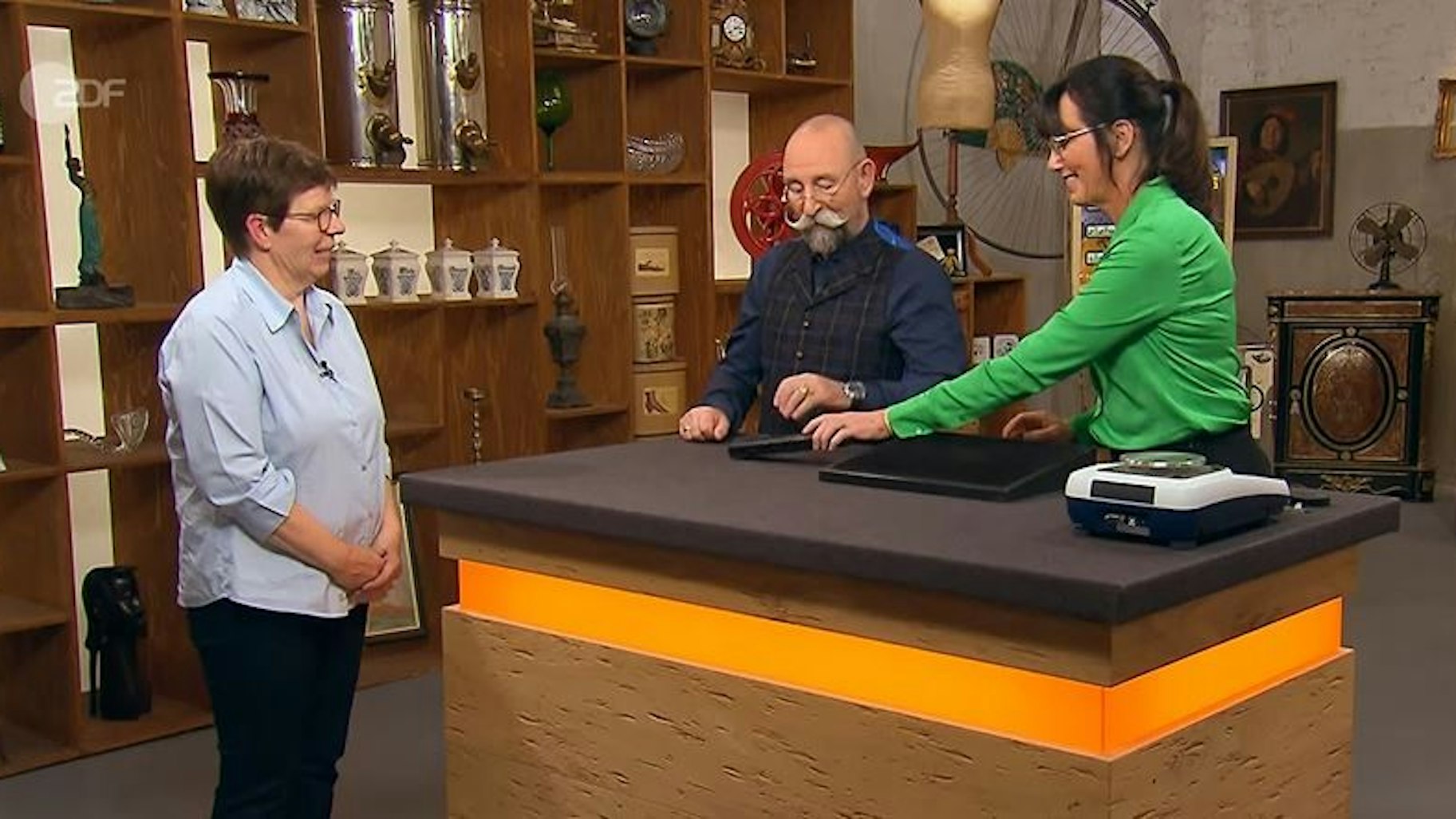 Andrea Fröhlingsdorf (v.l.) aus Bergisch Gladbach mit Horst Lichter und Heide Rezepa-Zabel bei der Expertise von Bares für Rares.