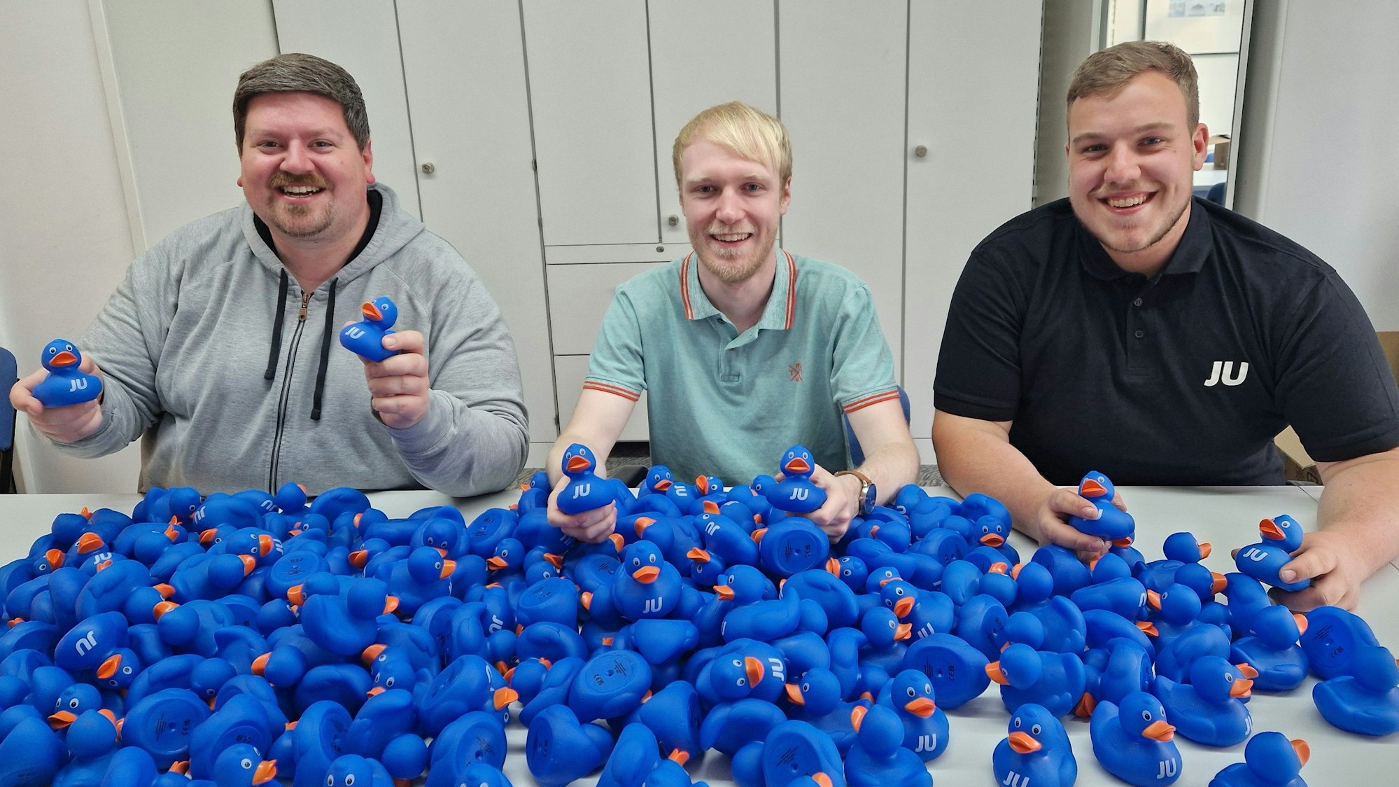Maurice Winter, Niklas Schunder und Lukas Mieling freuen sich auf das Entenrennen auf der Wupper.