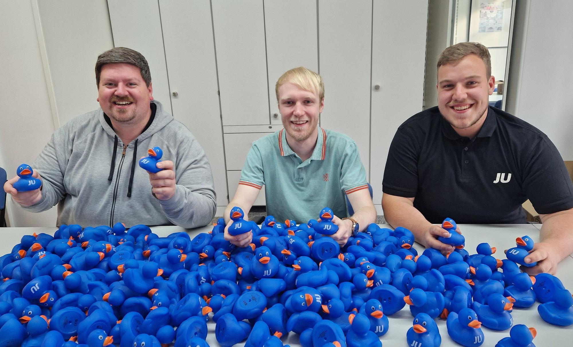 Maurice Winter, Niklas Schunder und Lukas Mieling freuen sich auf das Entenrennen auf der Wupper.