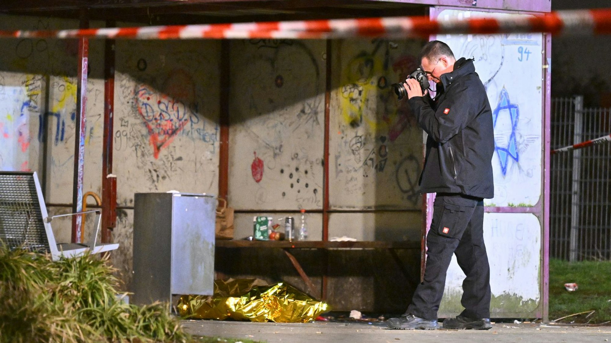 Ein Ermittler sichert die Spuren am Gummersbacher Busbahnhof.