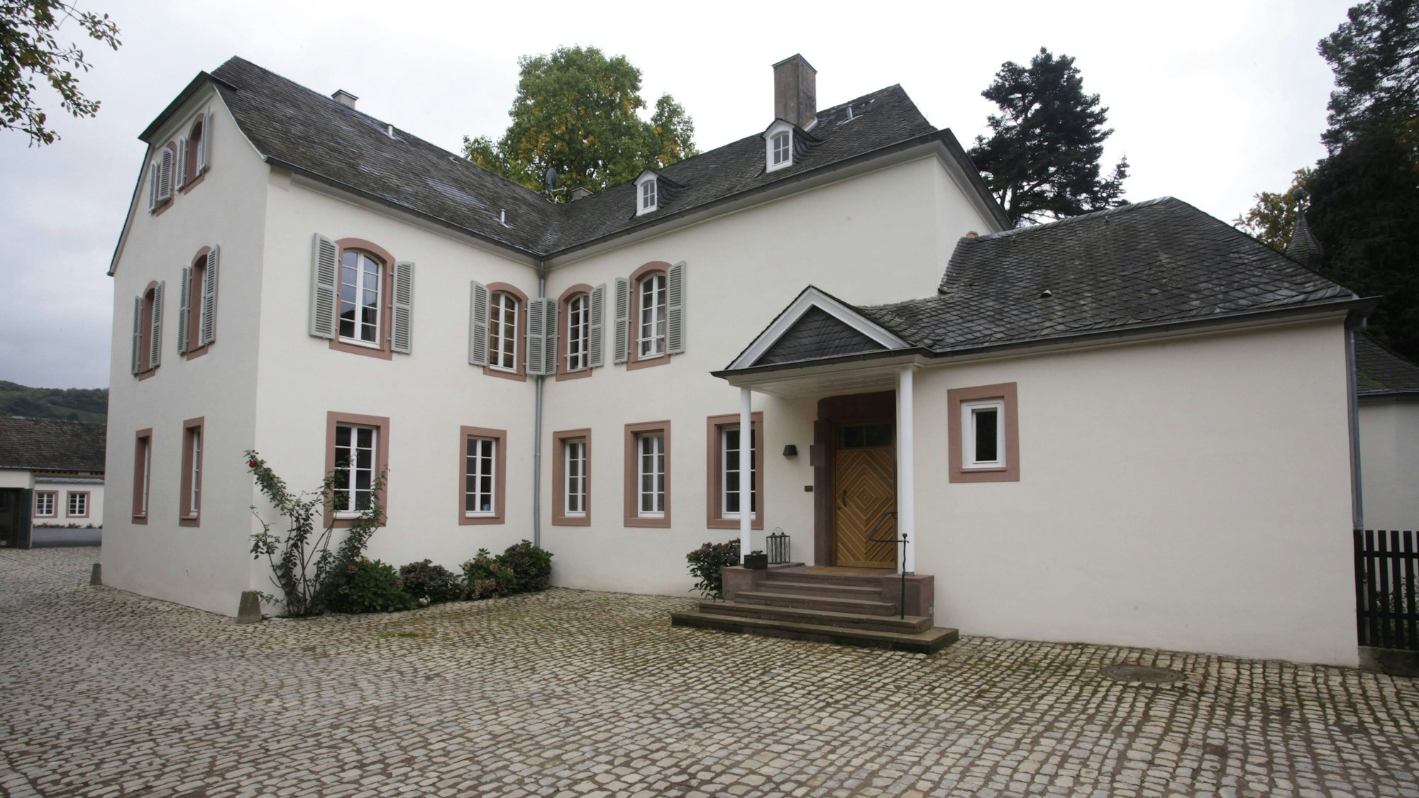 Außenansicht von Jauchs Weingut von Othegraven an der Saar im Weinanbaugebiet Mosel.