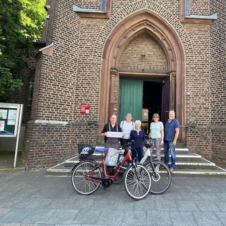 Die Kirche Sankt Clemens in Porz Langel wird zur Radwege- und Wanderer-Kirche. Ein Vorbereitungsteam hat die ökumenische Neuausrichtung des Gotteshauses in die Wege geleitet.