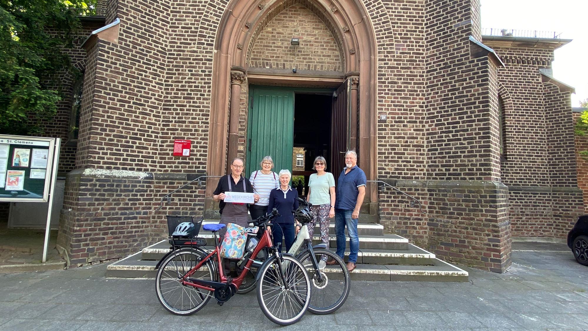 Die Kirche Sankt Clemens in Porz Langel wird zur Radwege- und Wanderer-Kirche. Ein Vorbereitungsteam hat die ökumenische Neuausrichtung des Gotteshauses in die Wege geleitet.
