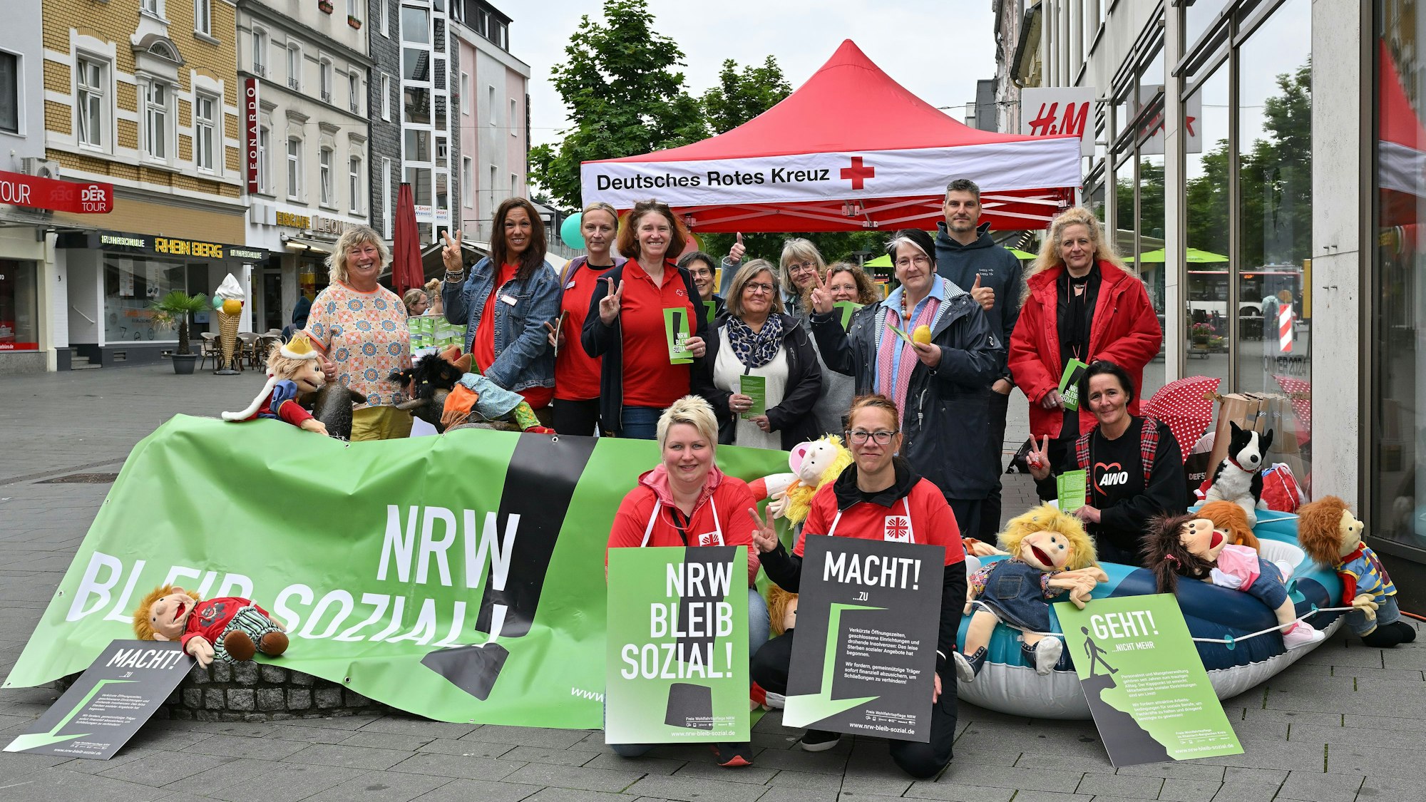 Teilnehmer der Aktion zeigen die Protest-Plakate.