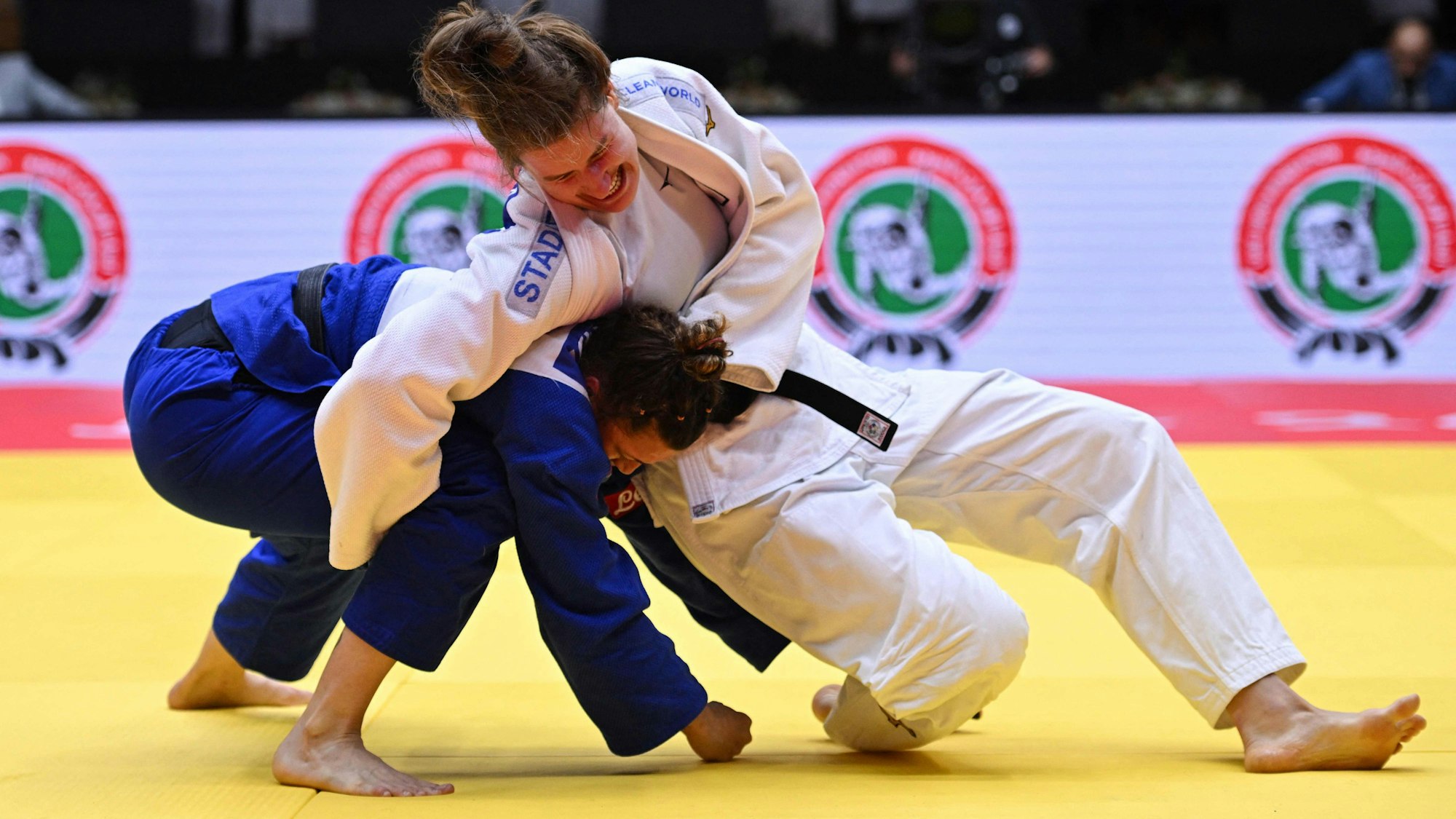 Im Kampf würgt Anna-Maria Wagner die Italienerin Bellandi ab.