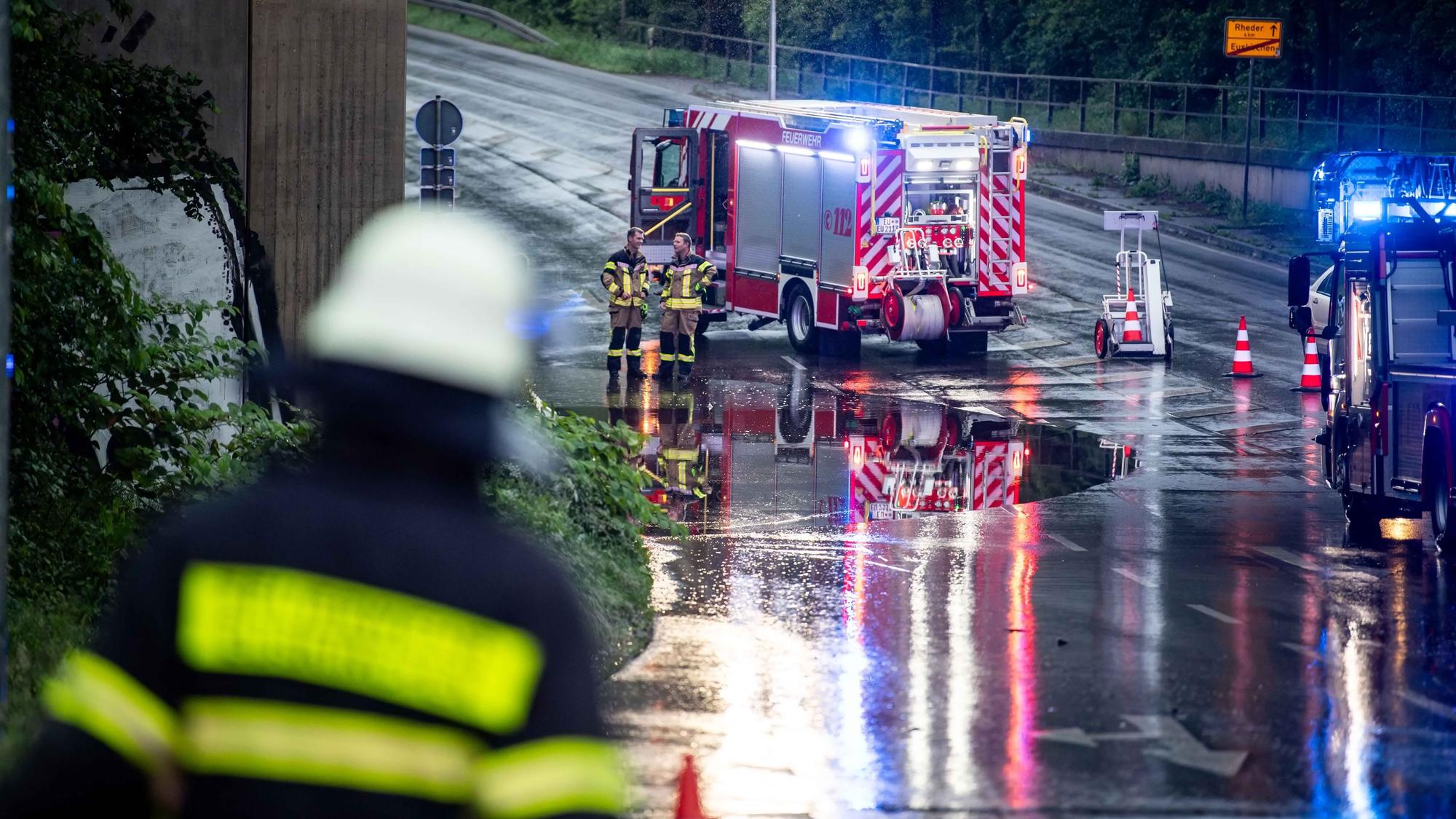 Das Bild zeigt die Unterführung an der L194 in Euskirchen. Das gestaute Wasser ist gut zu erkennen.