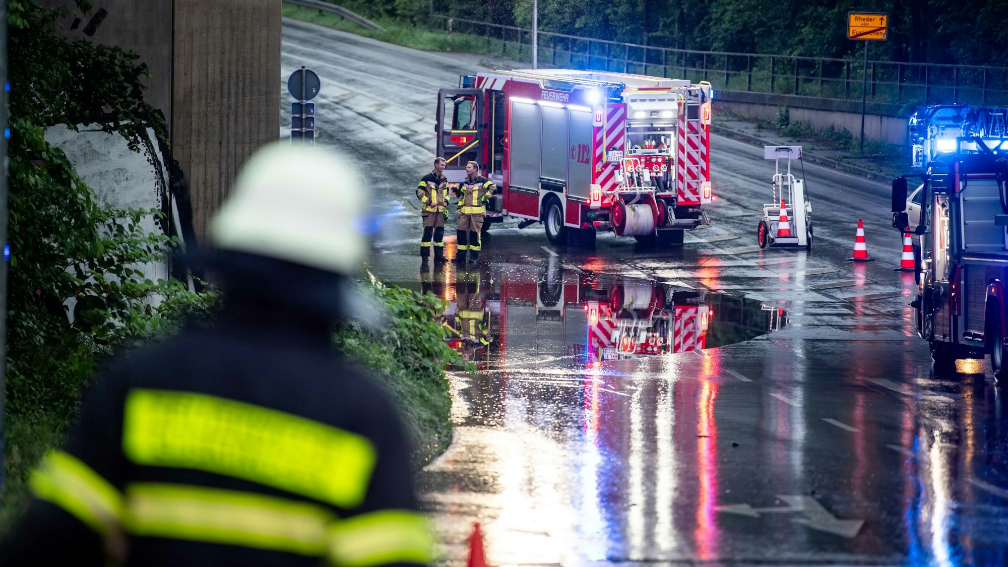 Das Bild zeigt die Unterführung an der L194 in Euskirchen. Das gestaute Wasser ist gut zu erkennen.