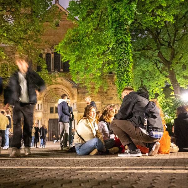 Feiernde am Brüsseler Platz. Auf den Partymeilen wird in den ersten MAi gefeiert. Foto: Uwe Weiser