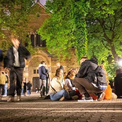 Feiernde am Brüsseler Platz. Auf den Partymeilen wird in den ersten MAi gefeiert.  Foto: Uwe Weiser