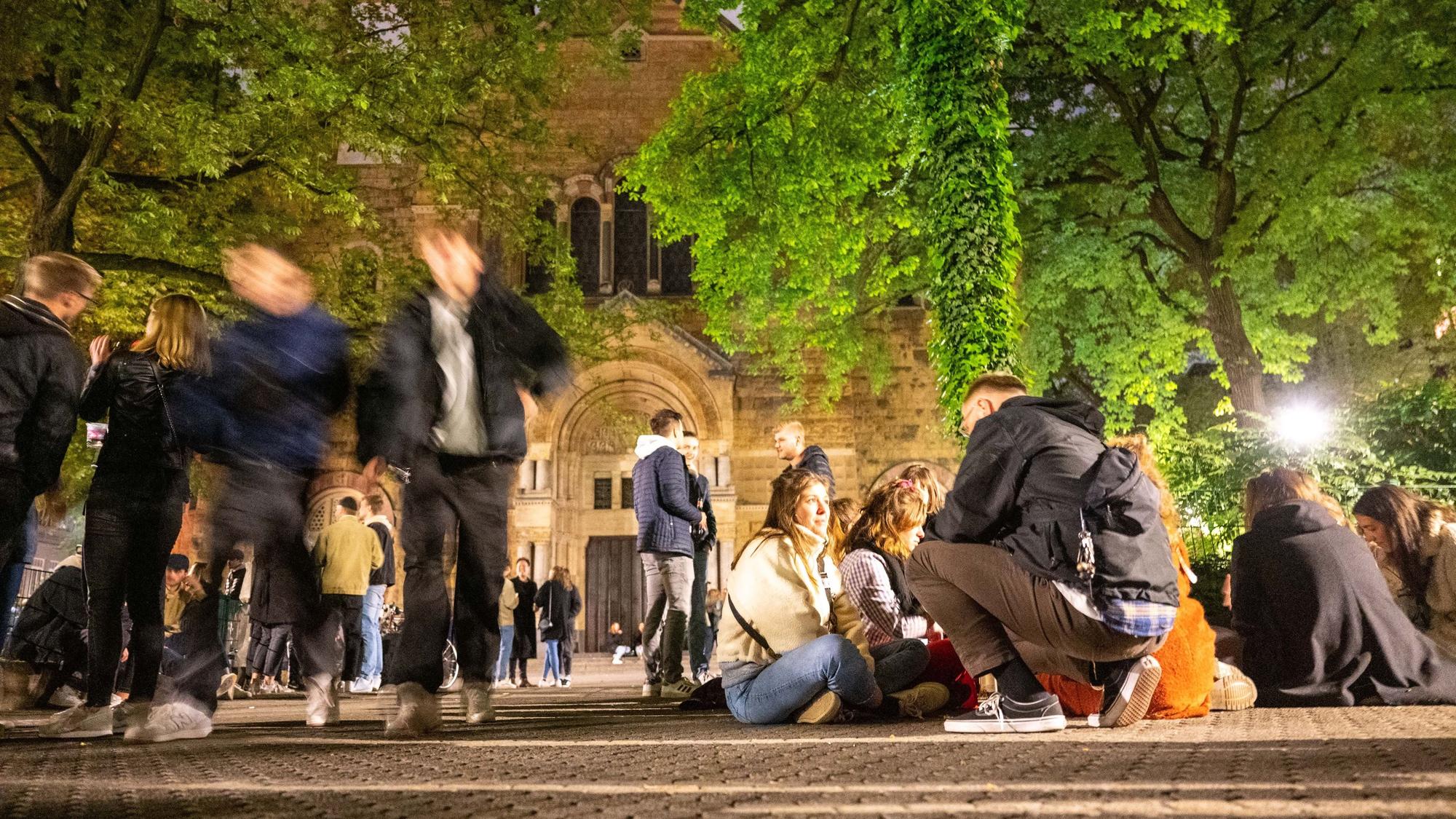 Feiernde am Brüsseler Platz. Auf den Partymeilen wird in den ersten MAi gefeiert. Foto: Uwe Weiser