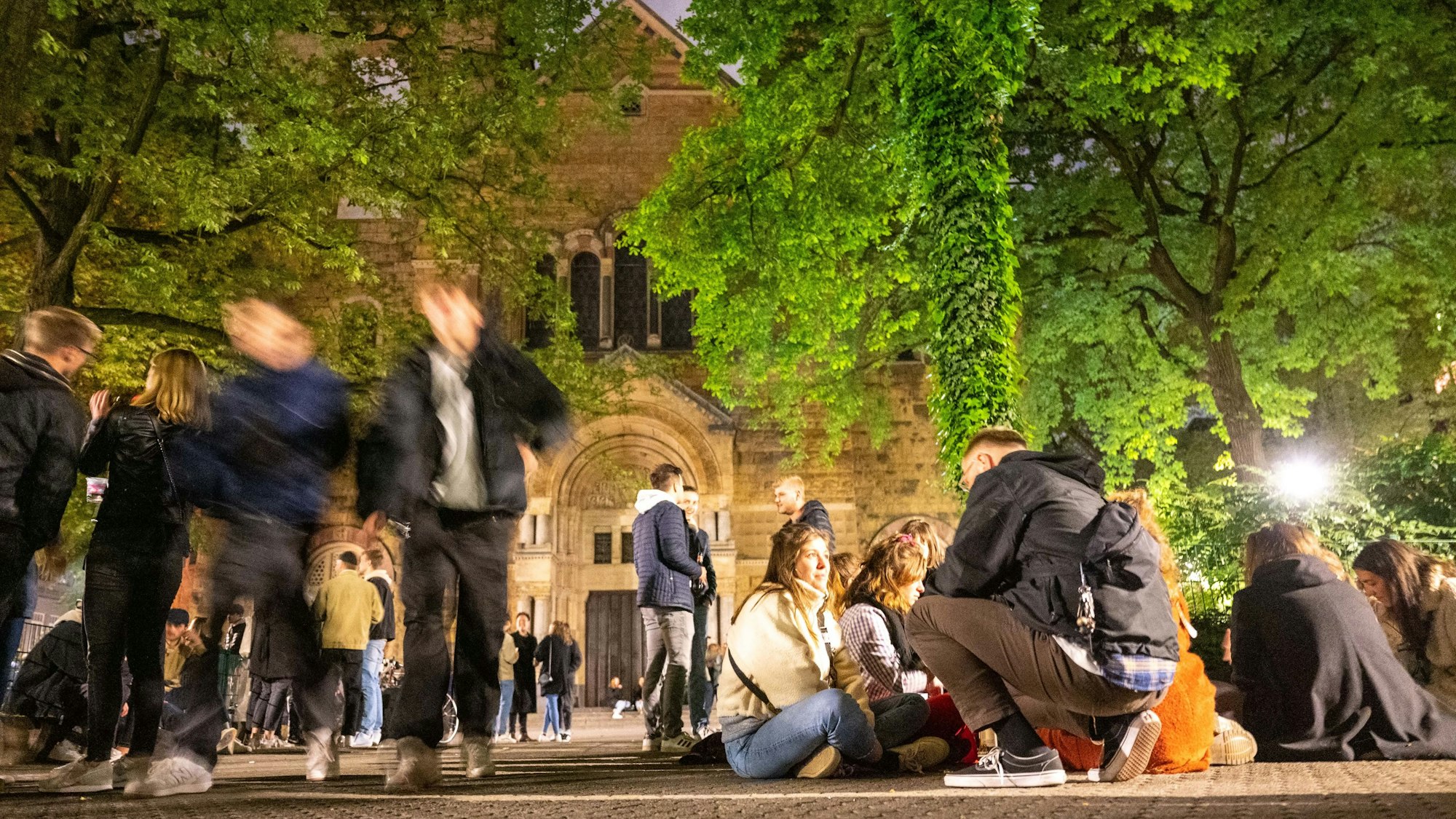 Feiernde am Brüsseler Platz. Auf den Partymeilen wird in den ersten MAi gefeiert. Foto: Uwe Weiser